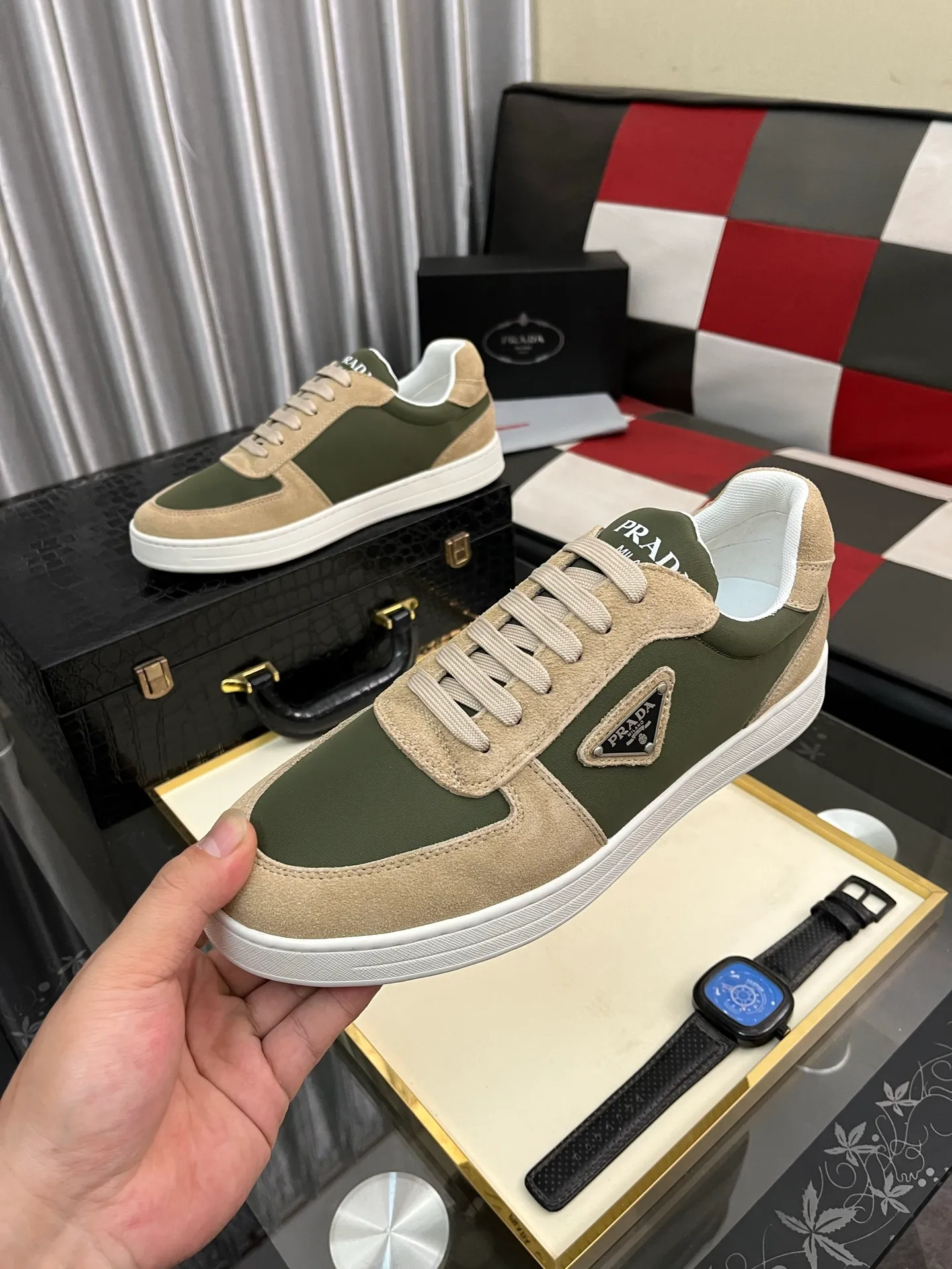 Men's shoes 💰440⌚️⌚️【PRADA】Prada ~ unique and casual style. New models from Prada official website are coming [Celebrate][Celebrate]🏃High-end brand casual shoes ➕Full set of packaging😍😍 Men's 2023 counters are on sale simultaneously, Italian imported brands select first-layer Italian cowhide. 🐑Sheepskin lining (refuses to discolor and rub feet) Sole: Original sole specially provided by the original factory 🎬Better in kind Size number: 38-444️⃣Colors available